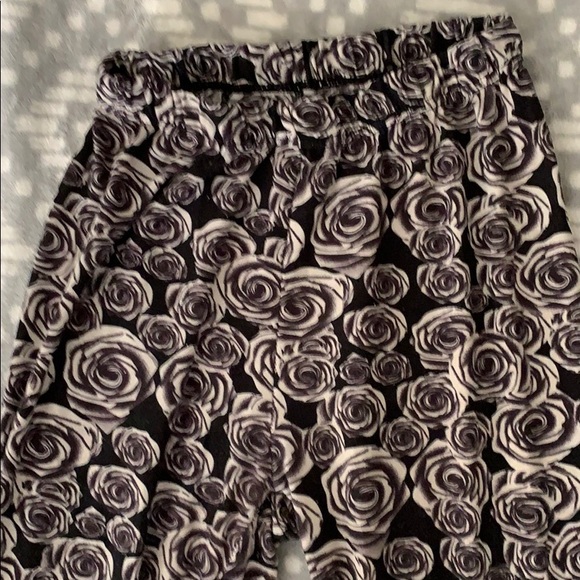 BLACK AND WHITE ROSE LEGGINGS - Picture 2 of 3